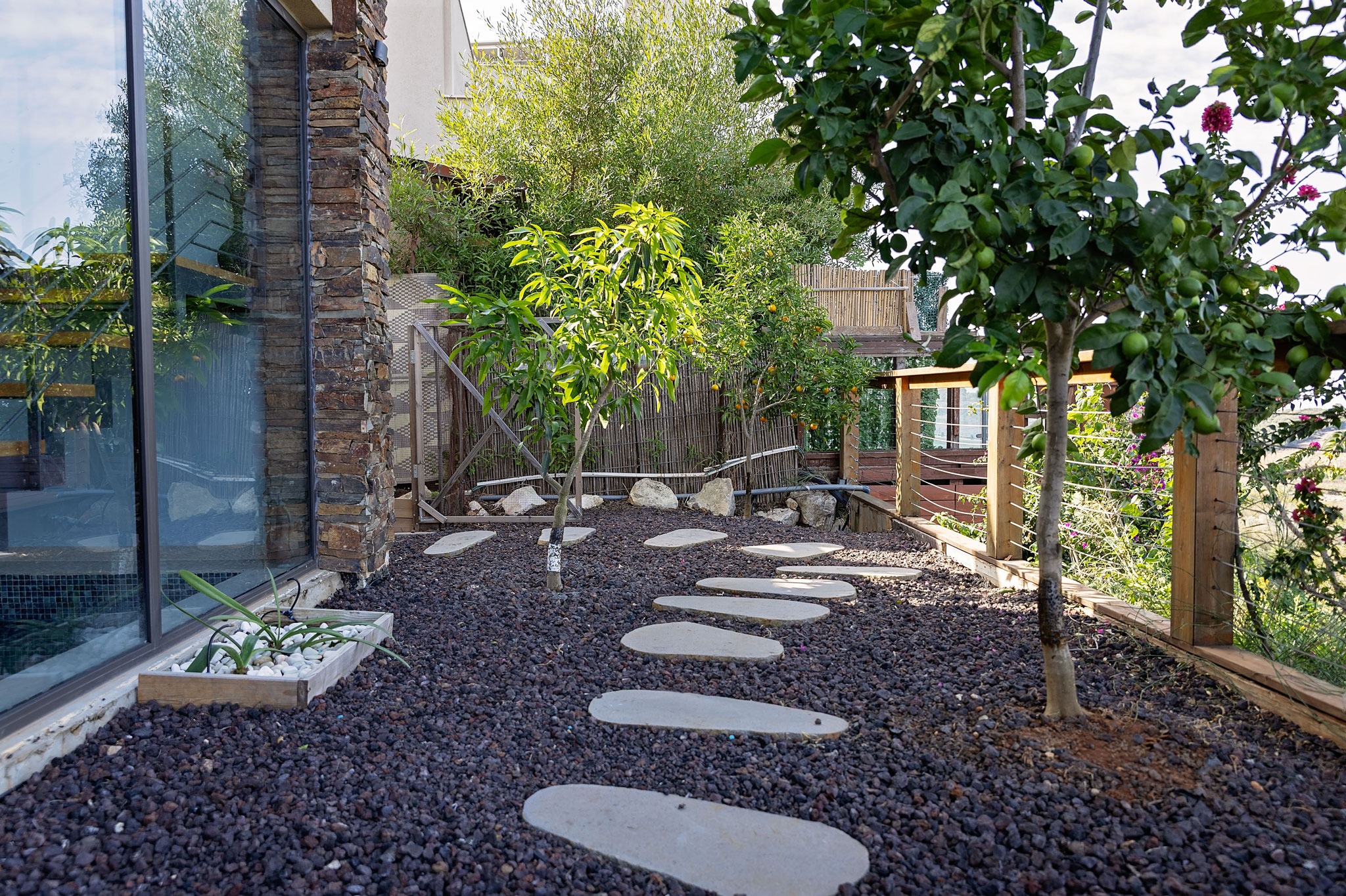 גינת הבית הראשי