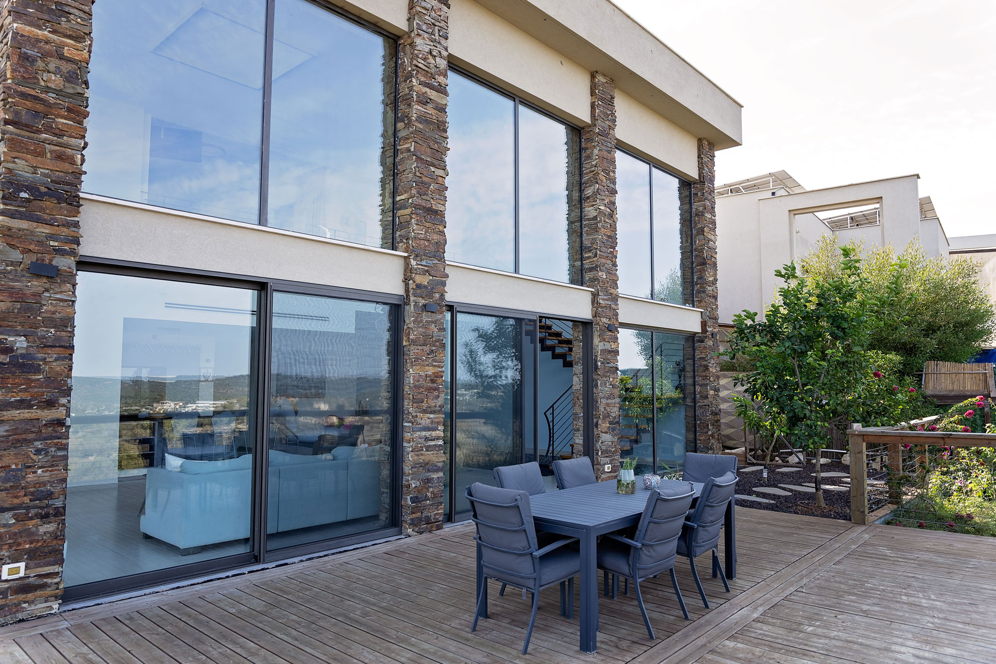 פינת ישיבה בבית הראשי