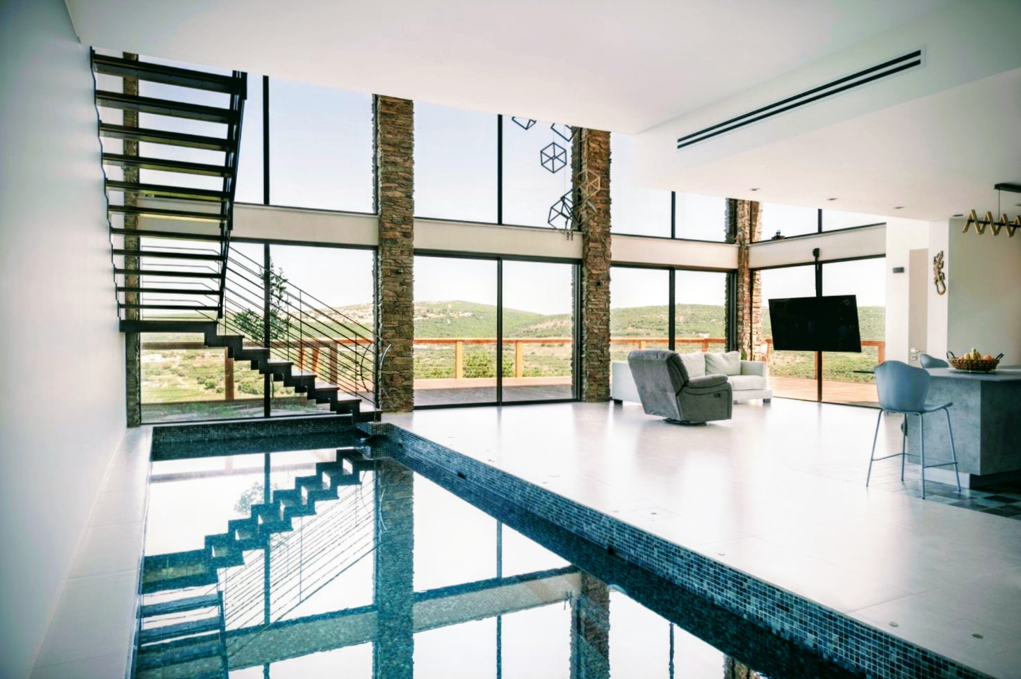 נוף מהבריכה