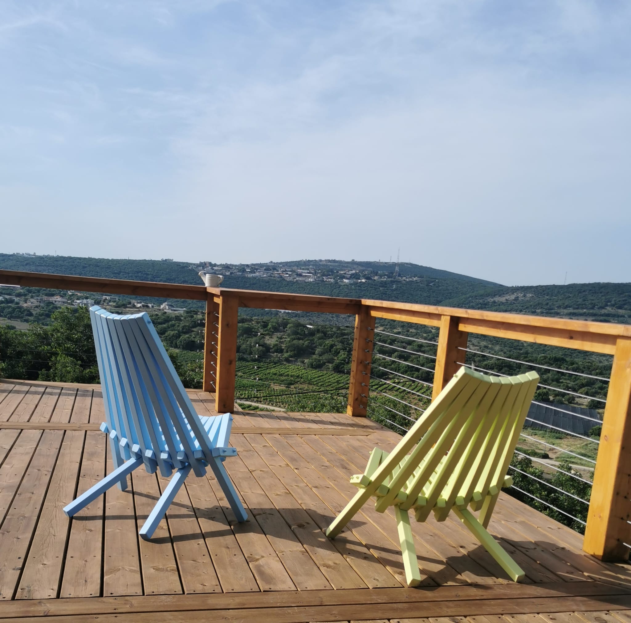 נוף עם כיסאות